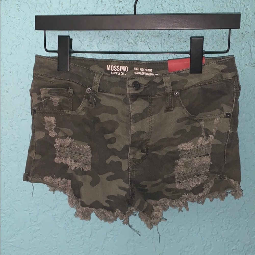 BRAND NEW Camo short shorts